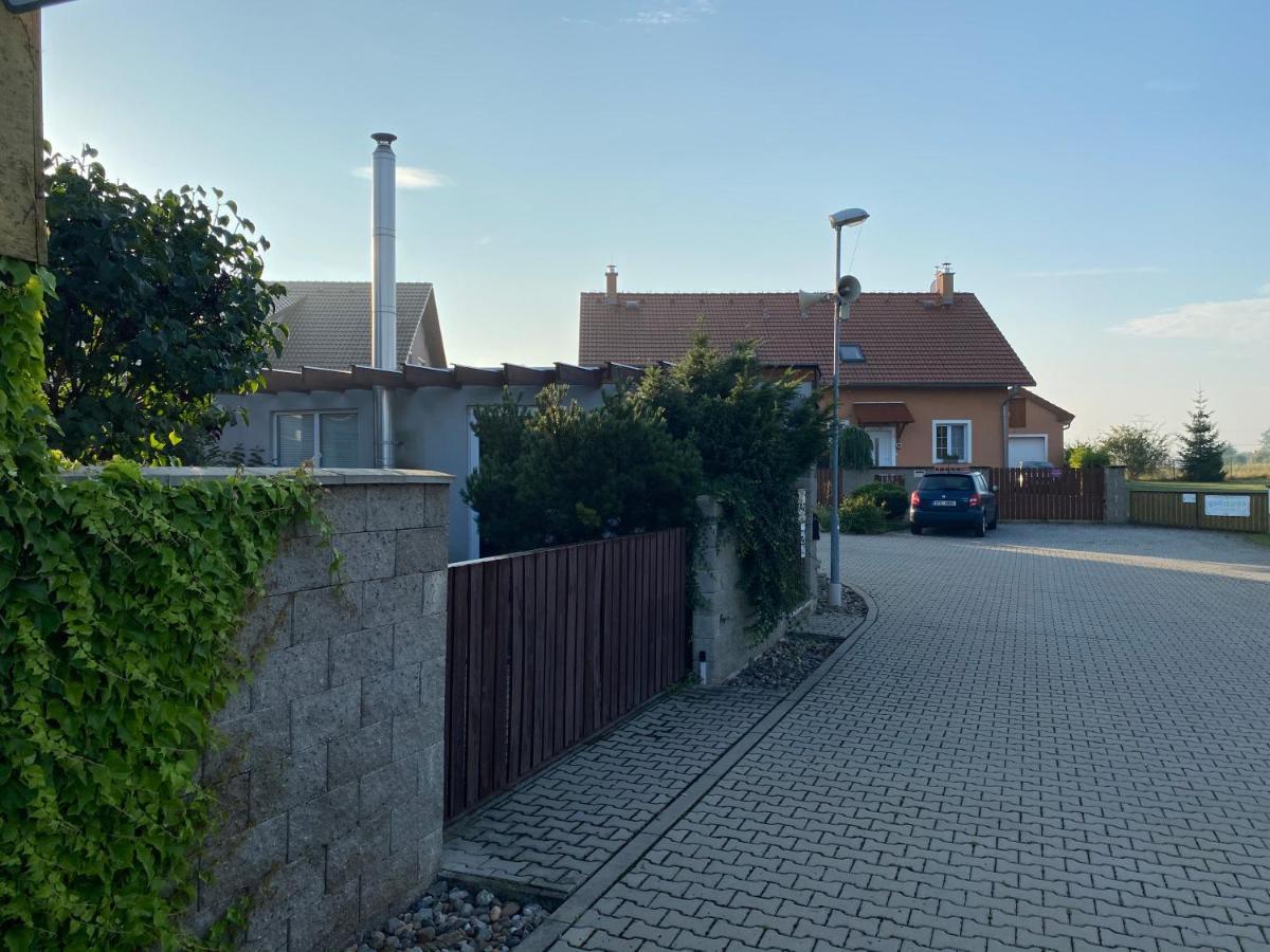 U Vrabcaka Appartement Zlonin Buitenkant foto